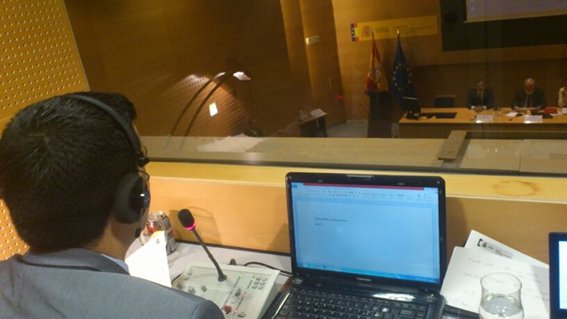 Intérprete simultáneo en conferencia en Madrid
